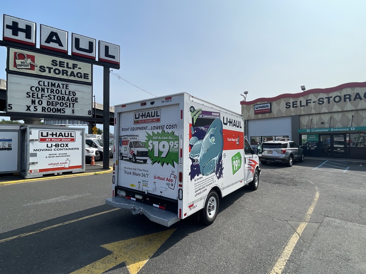 來還車囉!終於看到上班時間有人的U-Haul了。